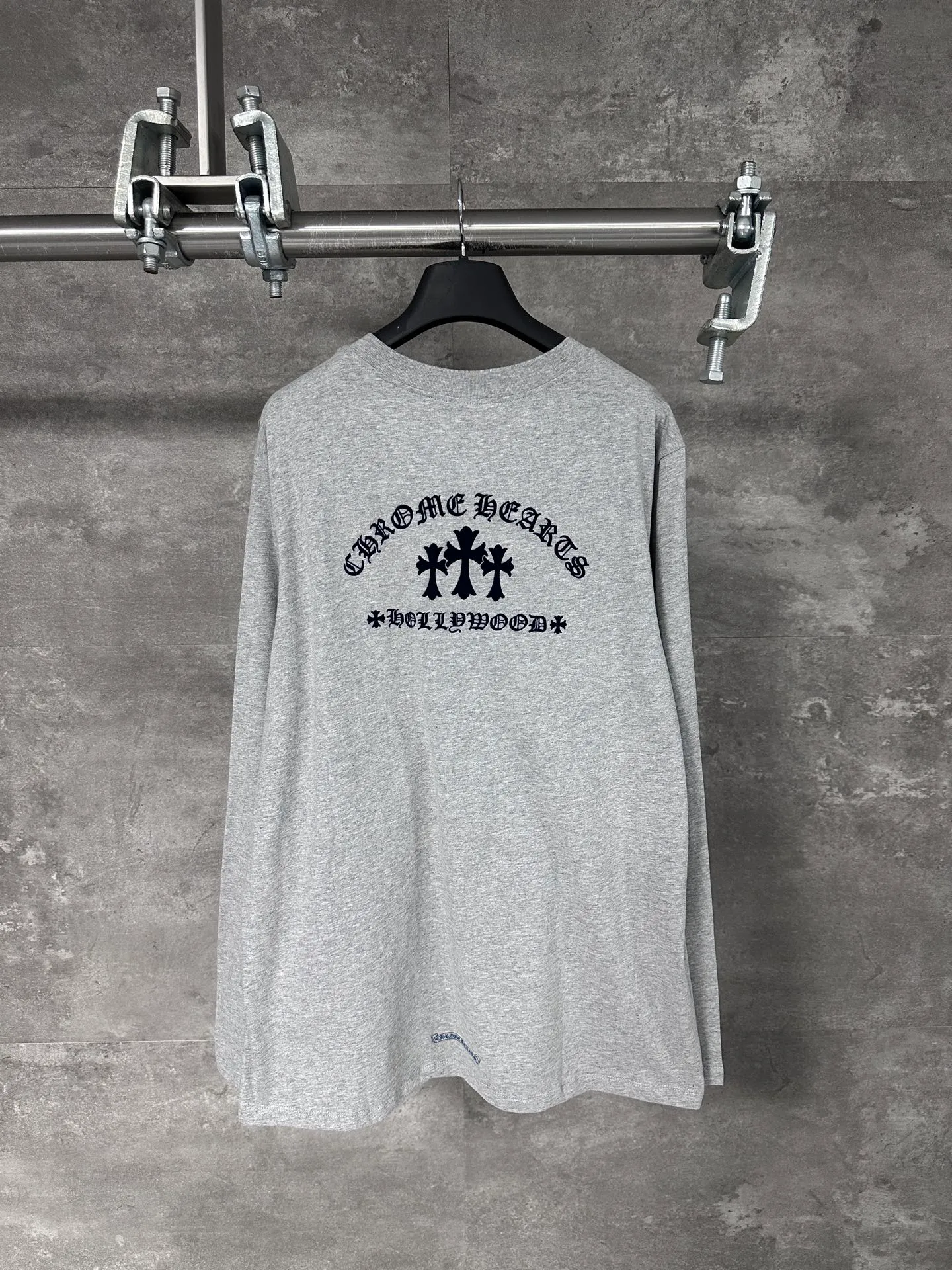 P290 Chrome Hearts/Chrome Hearts CH black flocked cross round neck long sleeves, custom-woven and dyed 40 yarn surface pattern with scratchy fabric, ready-made garments are made of YB consistent electrostatic flocking process, which is not an ordinary lettering mold process, and the colors are different at different angles. Brand new collar label (not the previous leather label) and washed label.  Size：S/M/L/XL